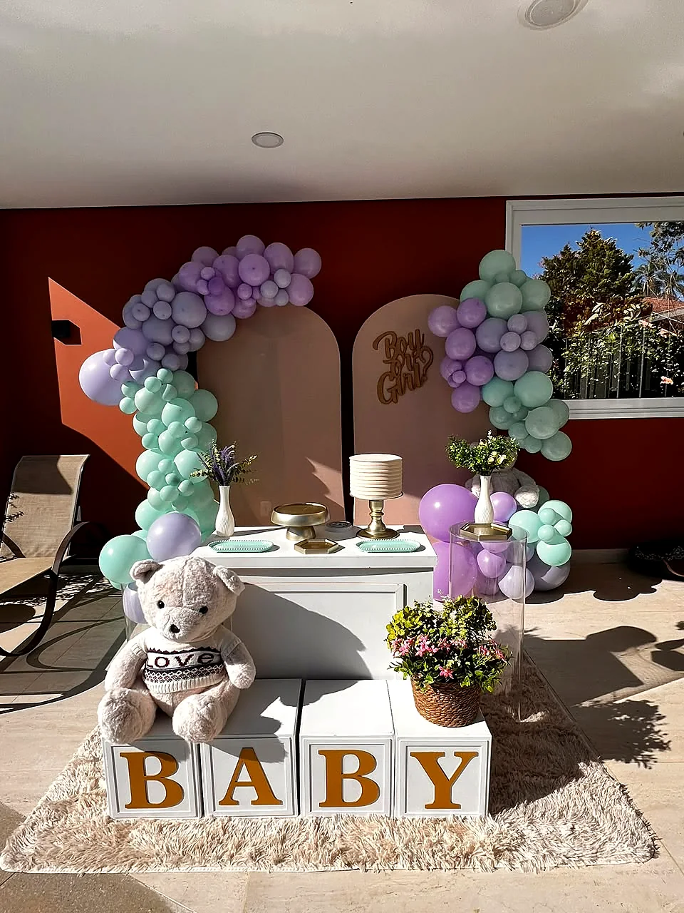 Decoração de chá revelação com balões em tons pastel