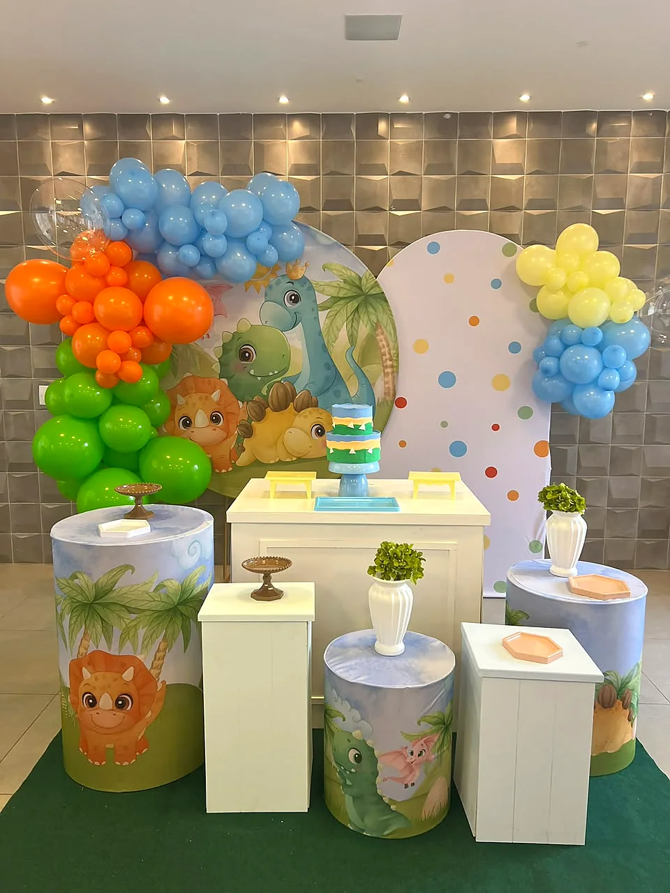 Decoração de festa infantil tema dinossauro em Jundiaí