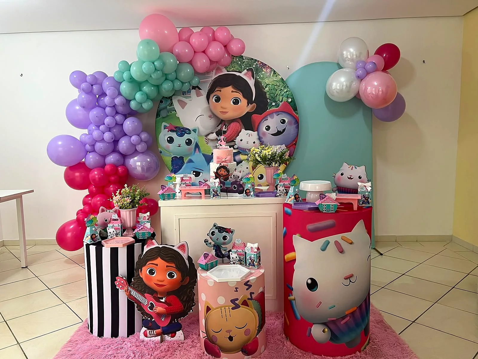 Decoração de festa infantil colorida em Jundiaí